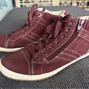 Taos Startup Maroon and Cream zip up sneakers
